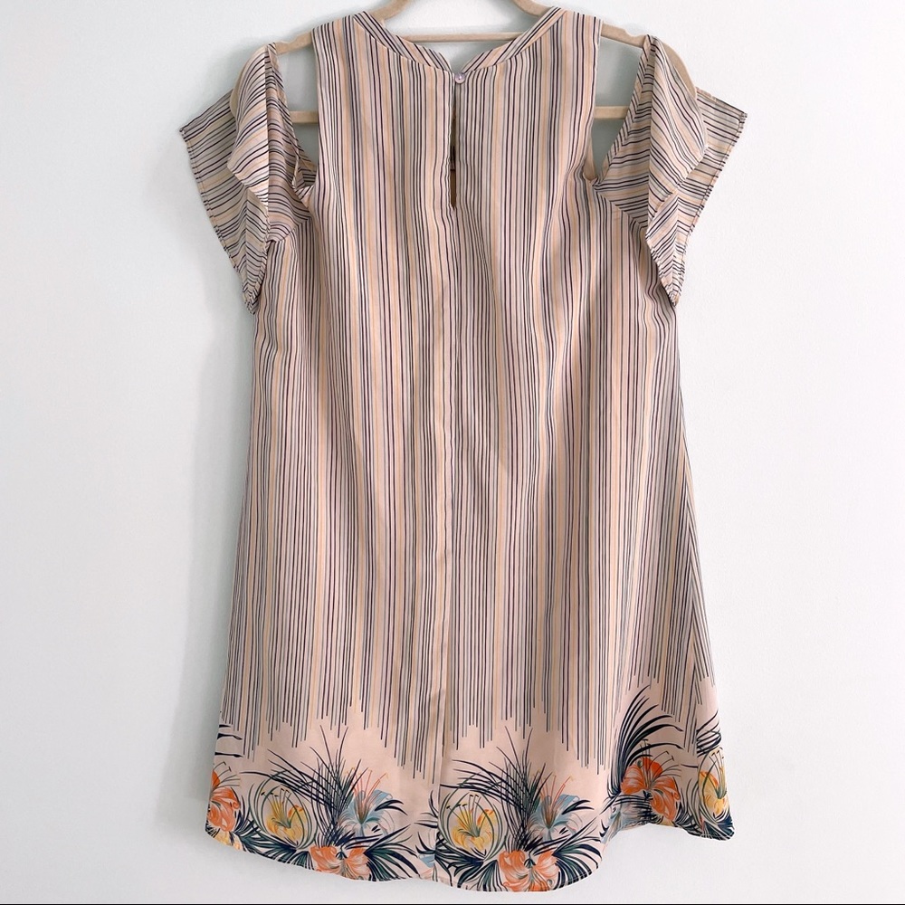 Entro Dress with Vintage Vibe Open Shoulder and Island Floral Detail at the Hem - Picture 8 of 10